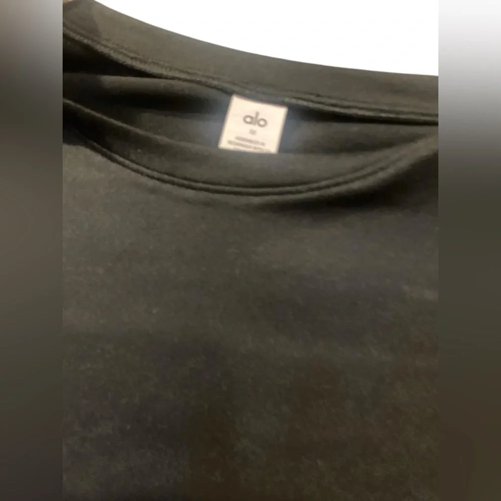 NWT Alo Yoga alosoft cropped finesse short sleeve BLACK Size M - Picture 3 of 5